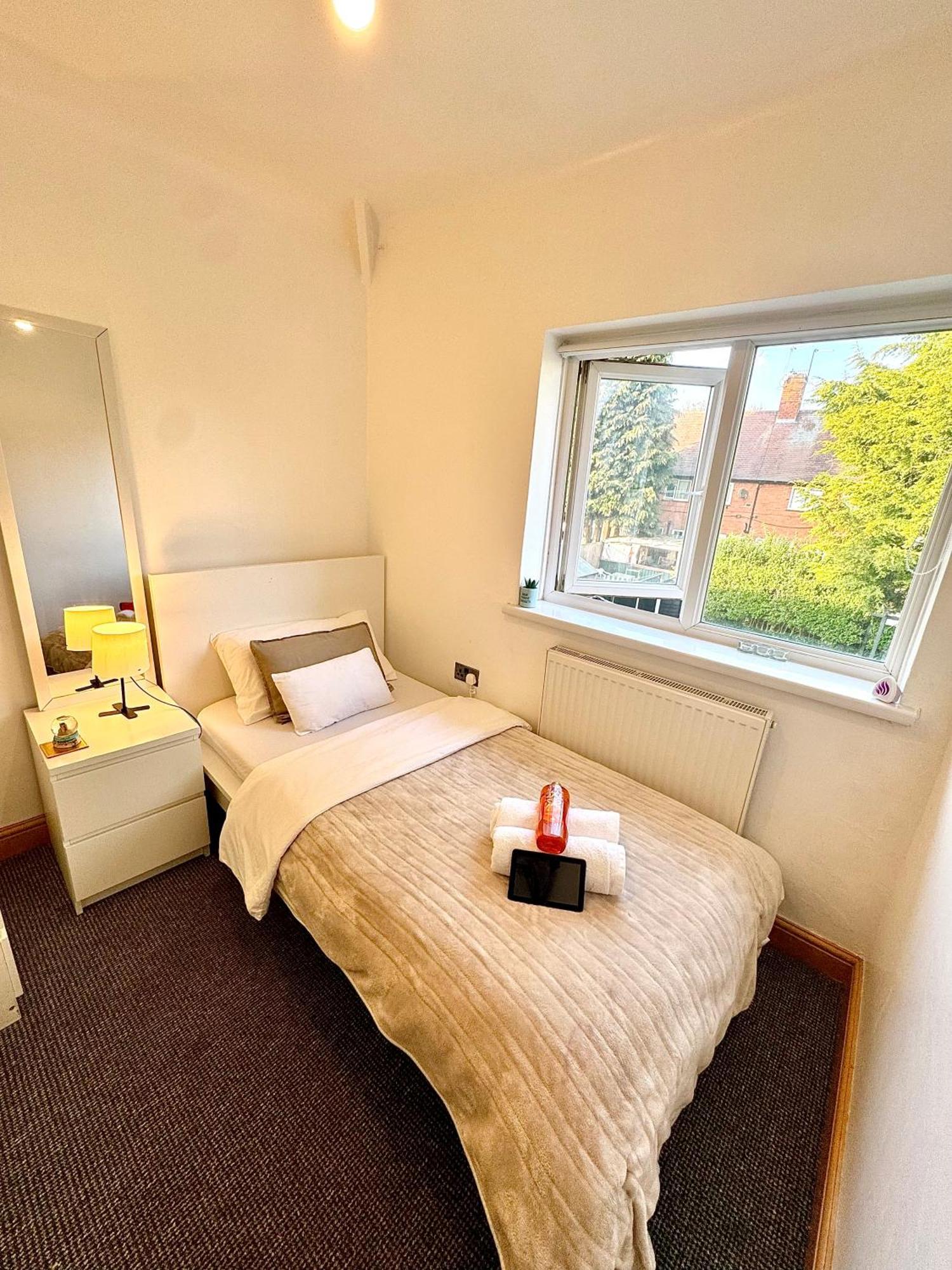 Contractor Haven- 3Bdr Crew House, Free Parking, Fast Wifi & Private Garden Apartamento Nottingham Exterior foto